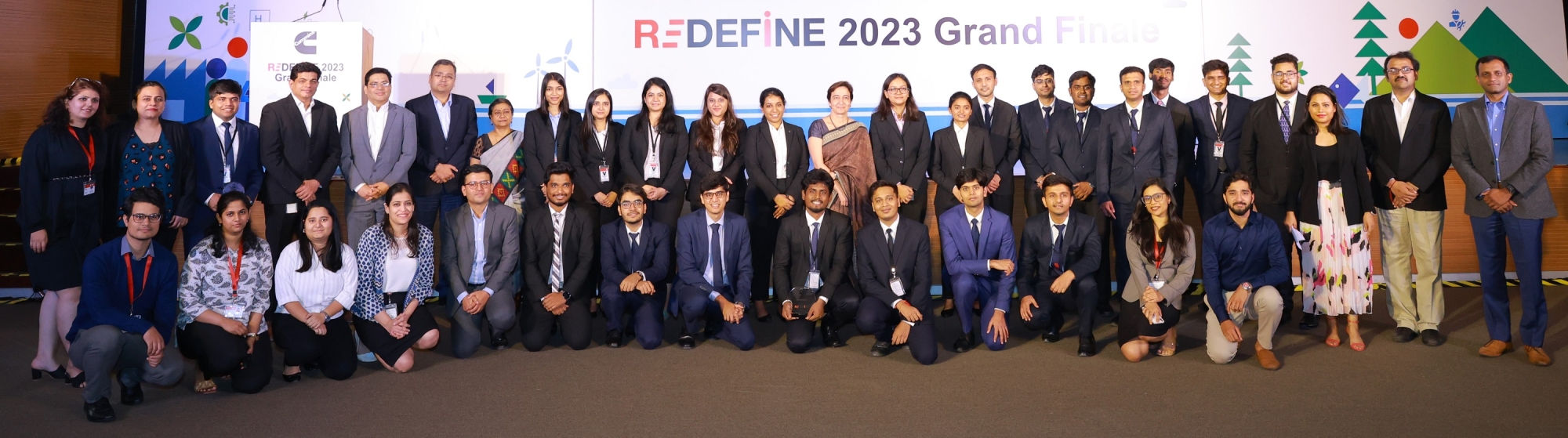 • Photo de groupe de la direction et des employés de Cummins avec les participants à REDEFINE 2023.
