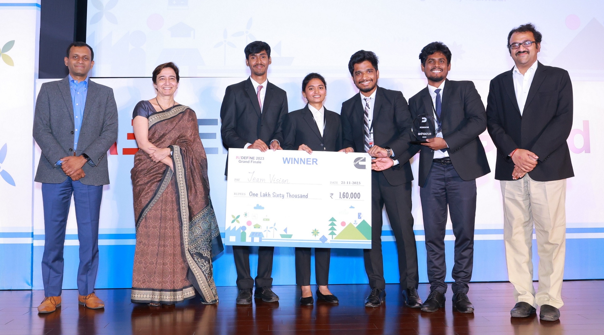 Winners with Cheque (L to R): Mr. Vivek Malapathi, VP, DBU and NRPO; Ms. Anupama Kaul, HR Leader, Cummins India; Mr. Kiran TS, IIM, Mumbai; Ms. Nekkala Likhita, IIM, Mumbai; Mr. Kabilan L, IIM, Mumbai; Mr. Prasad AS, IIM, Mumbai; and Mr. Subramanian Chidambaran, Strategy Leader, Cummins India.